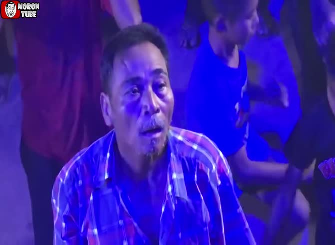 Video :The sight of a gorgeous female dancing makes an old guy squirm